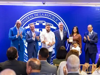 Abinader inicia entrega de pasaportes electrónicos en Estados Unidos