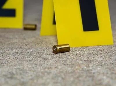 Policía busca activamente a hombre por herir a dos agentes