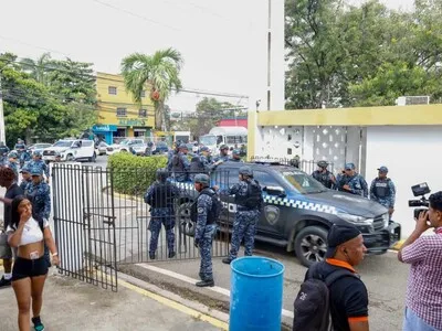 Despliegue policial marca sepelio de joven abatido en Santiago