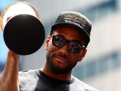 Kawhi Leonard acuerda extensión millonaria con los Toronto Raptors