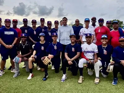 Nelson Cruz motiva a la selección nacional de béisbol U15