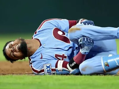 Luis Arráez sufre esguince de tobillo durante partido contra Milwaukee