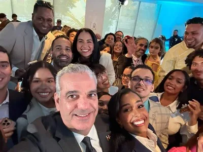 Abinader anuncia 300 becas para dominicanos residentes en Nueva York
