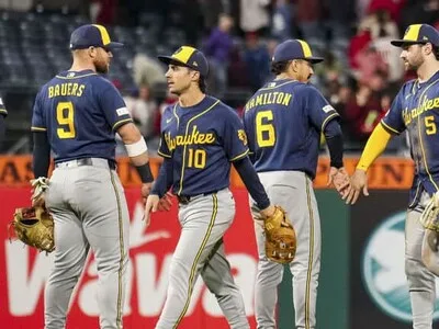 Cerveceros de Milwaukee alcanzan 100 victorias por primera vez en su historia