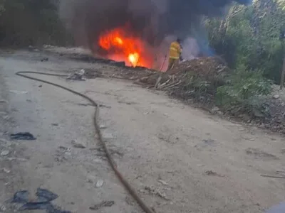 Incendio en depósito de neumáticos moviliza a bomberos en Sosúa