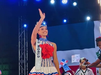 Joheirry Mola celebra su corona de Miss Mundo en el Faro