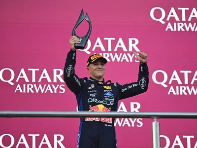 Isack Hadjar brilla en Bakú tras renovar con Red Bull