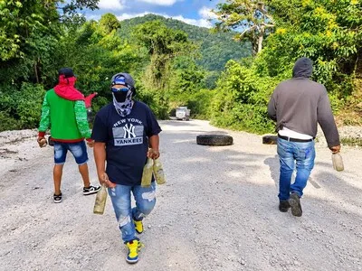 Residentes de Santa Elena bloquean carretera en Barahona por promesas incumplidas