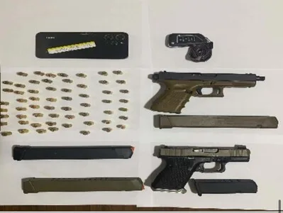 Policía arresta a dos hombres con registros policiales