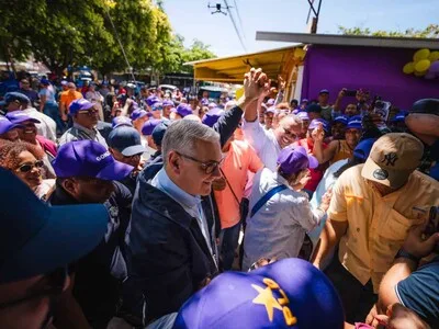 Gonzalo Castillo mantiene recorridos políticos en Barahona tras suspensión de consulta