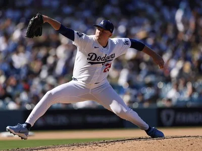 Dodgers superan a los Braves en un intenso duelo bajo calor