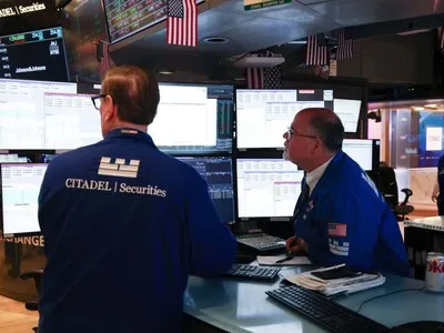 Petróleo cede: el Brent baja a 100 dólares y el WTI cae a 90