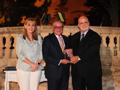 Frank Rainieri es galardonado con el WTTC Icon Award en Malta
