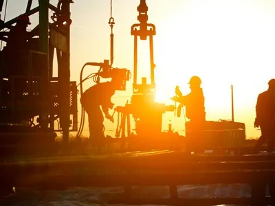 Mercados petroleros reaccionan al alza ante la llegada del huracán Isaías