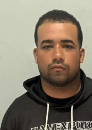 Se entrega en Baní implicado en intento de asalto a joyería