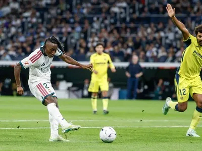 Real Madrid triunfa ante Villarreal mientras Barcelona mantiene su liderato invicto