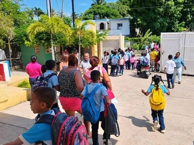 Hombre armado irrumpe en escuela primaria de Paraíso, Barahona
