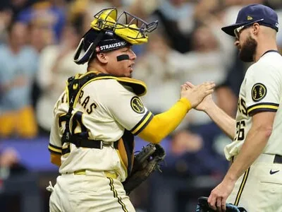 Cerveceros de Milwaukee toman ventaja de 2-0 en Serie Mundial