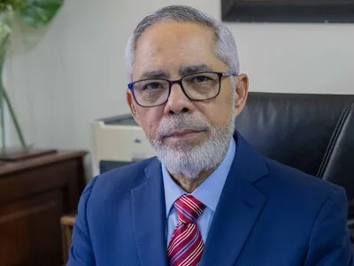 Pedro Silverio publica recopilación de ensayos sobre economía y política dominicana