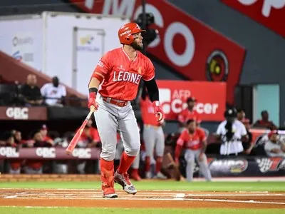 Leones del Escogido doblegan a Gigantes con ofensiva de tres cuadrangulares
