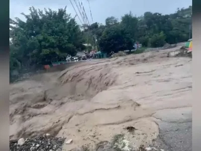 Crecida de arroyos deja incomunicado al municipio de Guayabal en Azua